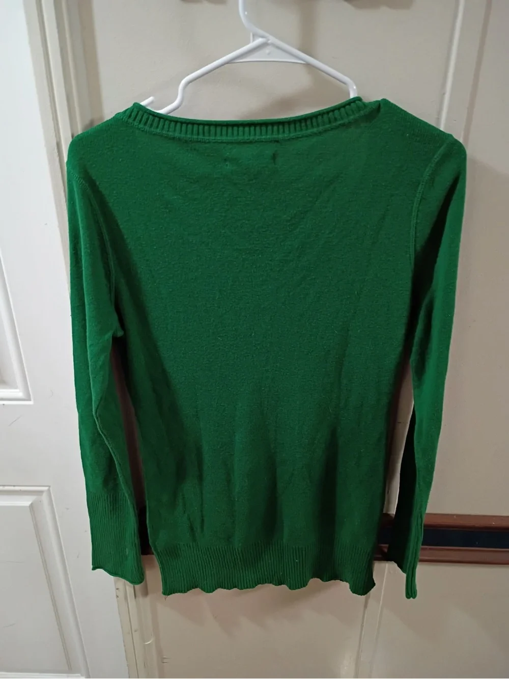 Aeropostale Women's Kelly Green V-Neck Sweater